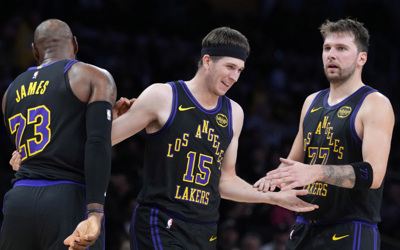 开云官网-10胜2负！里夫斯要签2.4亿美金顶薪，老詹该和湖人说再见了